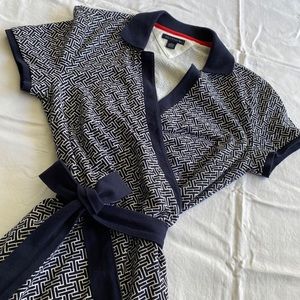 Tommy Hilfiger tie wrap dress. Logo pattern, with belt tie waist. Size Medium.